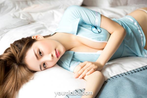 林一   《YouMi尤蜜-林一：大胆的邻家姐姐，浅蓝制服诱惑，极致身材写真》第39张图片