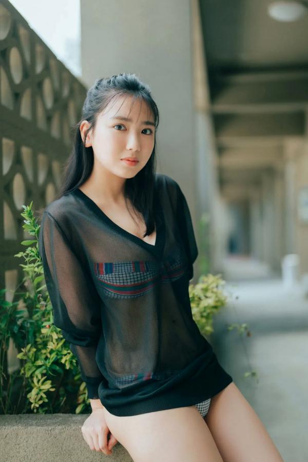 沢口愛華 泽口爱华 《沢口愛華 - ヤンマガアザーっす！2022》夏日海边泳池清新比基尼写真 [36P]第20张图片