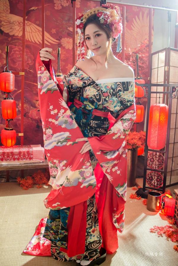 彭琁   台湾正妹彭琁写真集：娇艳华丽花魁与纯欲风护士双重视觉冲击，角色扮演特色写真合辑第2张图片