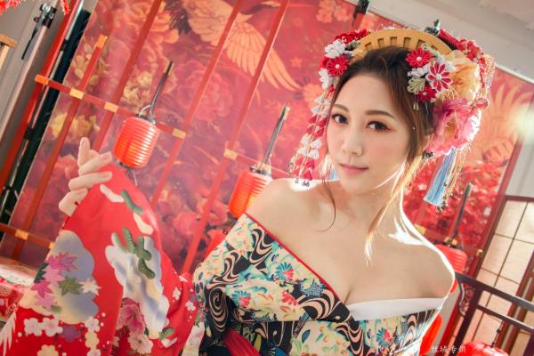彭琁   台湾正妹彭琁写真集：娇艳华丽花魁与纯欲风护士双重视觉冲击，角色扮演特色写真合辑第3张图片