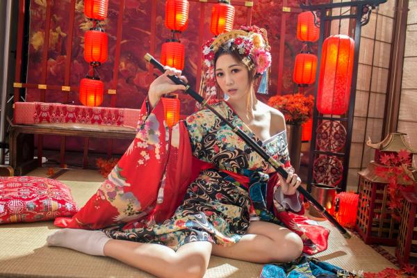 彭琁   台湾正妹彭琁写真集：娇艳华丽花魁与纯欲风护士双重视觉冲击，角色扮演特色写真合辑第6张图片