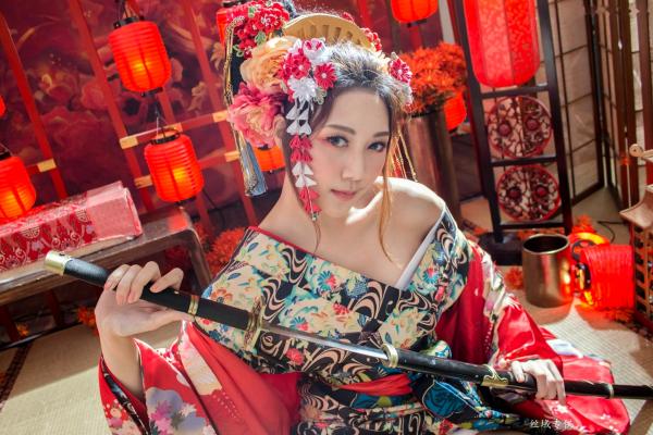 彭琁   台湾正妹彭琁写真集：娇艳华丽花魁与纯欲风护士双重视觉冲击，角色扮演特色写真合辑第8张图片
