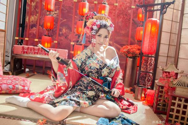 彭琁   台湾正妹彭琁写真集：娇艳华丽花魁与纯欲风护士双重视觉冲击，角色扮演特色写真合辑第9张图片