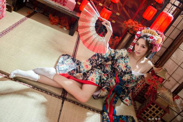 彭琁   台湾正妹彭琁写真集：娇艳华丽花魁与纯欲风护士双重视觉冲击，角色扮演特色写真合辑第11张图片