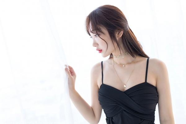 小九月   IMiss爱蜜社-420-小九月-轻熟蕾丝内衣诱惑，居家卧室私房写真，极致曼妙身姿展露，魅力丝袜视觉盛宴第21张图片