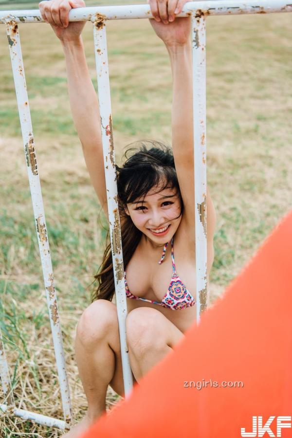 徐佩菁 Donna奶妹 摄影师尼古洛镜下两个「欧派正妹」草原上的性感双十！第13张图片