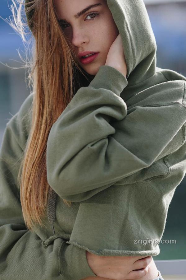 Bridget Rose Satterlee  Bridget Satterlee- 马背上长大的精英模特儿第7张图片