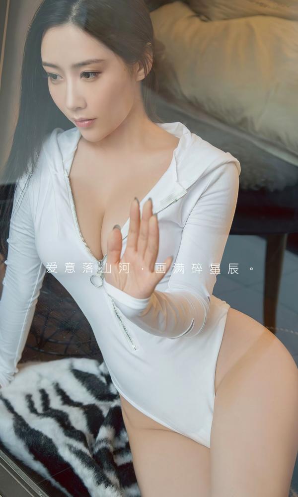 小仙   UGirlsApp尤果圈-小仙《爱无对错》：身着纯白紧身拉链连体衣，室内私房写真，尽显曼妙S曲线与性感尤物本色第2张图片