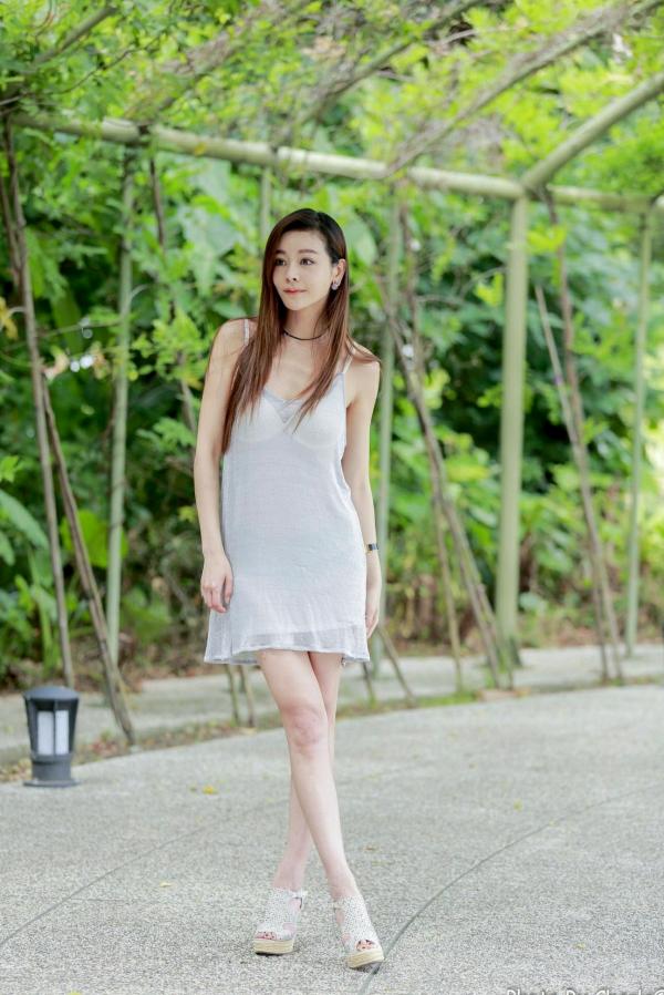 韩羽 小金鱼  台湾正妹韩羽：清新木屋户外写实，气质美女的优雅柔美时刻第2张图片