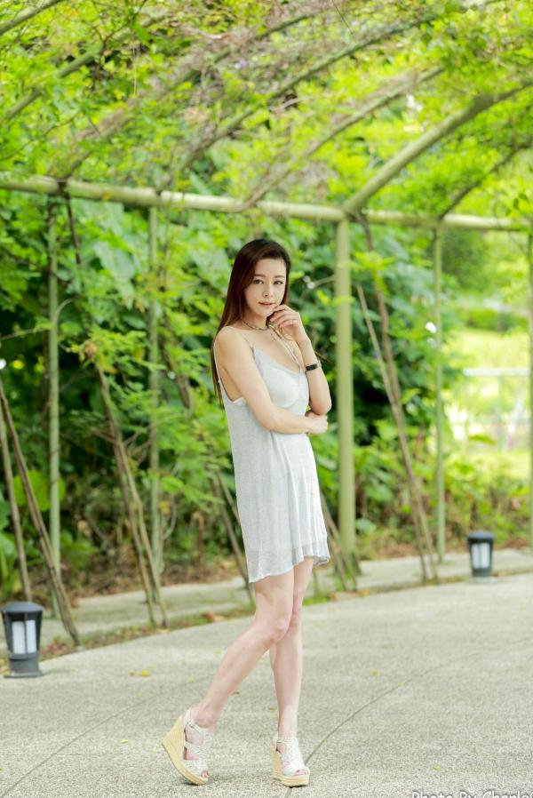 韩羽 小金鱼  台湾正妹韩羽：清新木屋户外写实，气质美女的优雅柔美时刻第3张图片