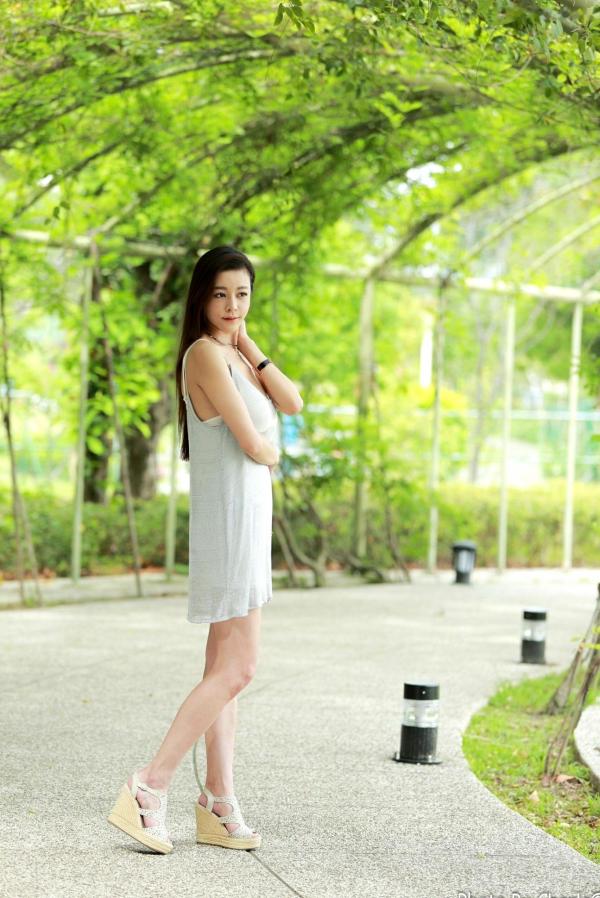 韩羽 小金鱼  台湾正妹韩羽：清新木屋户外写实，气质美女的优雅柔美时刻第4张图片