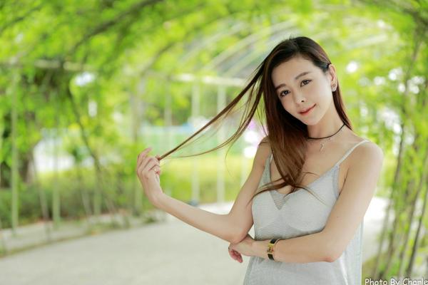 韩羽 小金鱼  台湾正妹韩羽：清新木屋户外写实，气质美女的优雅柔美时刻第8张图片
