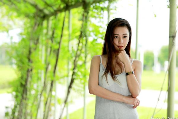 韩羽 小金鱼  台湾正妹韩羽：清新木屋户外写实，气质美女的优雅柔美时刻第9张图片