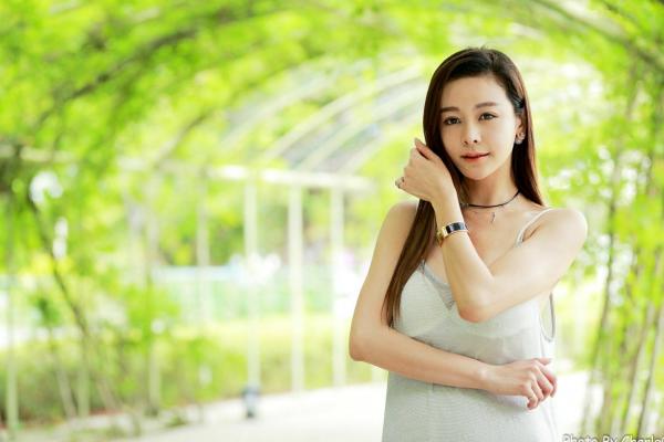 韩羽 小金鱼  台湾正妹韩羽：清新木屋户外写实，气质美女的优雅柔美时刻第11张图片