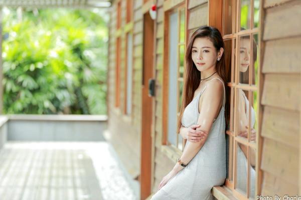 韩羽 小金鱼  台湾正妹韩羽：清新木屋户外写实，气质美女的优雅柔美时刻第13张图片