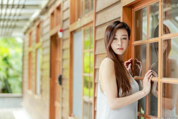 韩羽 小金鱼  台湾正妹韩羽：清新木屋户外写实，气质美女的优雅柔美时刻第22张图片