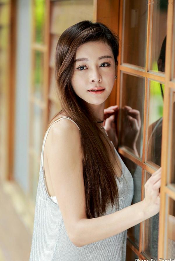韩羽 小金鱼  台湾正妹韩羽：清新木屋户外写实，气质美女的优雅柔美时刻第23张图片