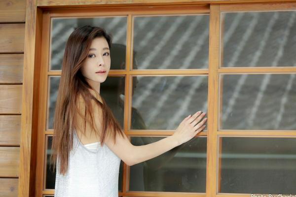 韩羽 小金鱼  台湾正妹韩羽：清新木屋户外写实，气质美女的优雅柔美时刻第25张图片
