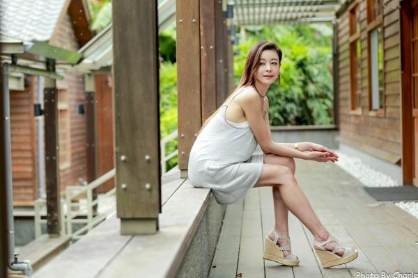 韩羽 小金鱼  台湾正妹韩羽：清新木屋户外写实，气质美女的优雅柔美时刻第26张图片