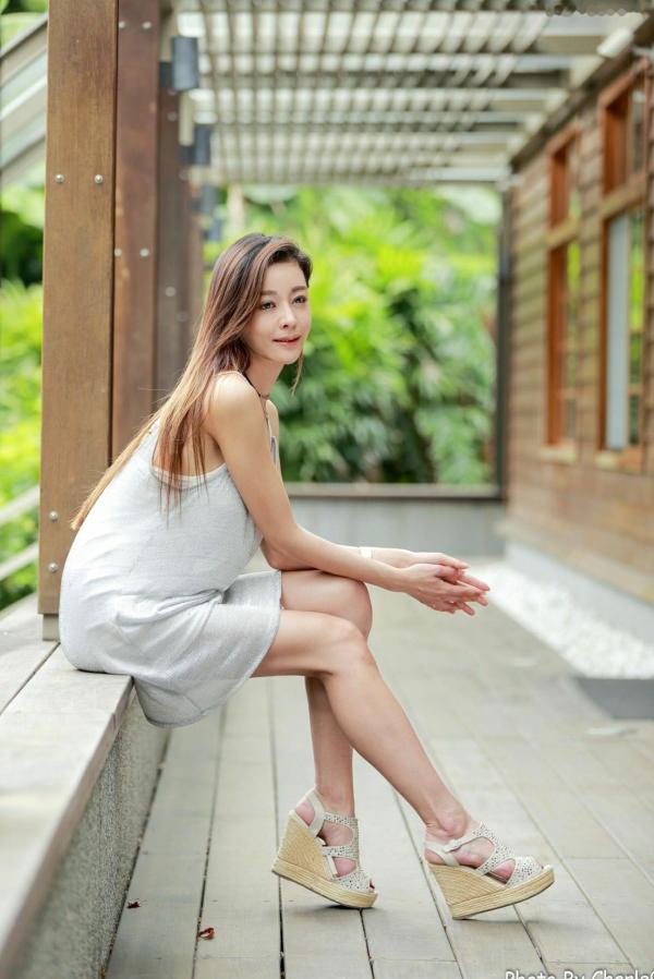 韩羽 小金鱼  台湾正妹韩羽：清新木屋户外写实，气质美女的优雅柔美时刻第27张图片