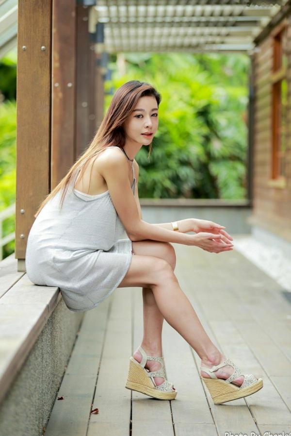 韩羽 小金鱼  台湾正妹韩羽：清新木屋户外写实，气质美女的优雅柔美时刻第28张图片