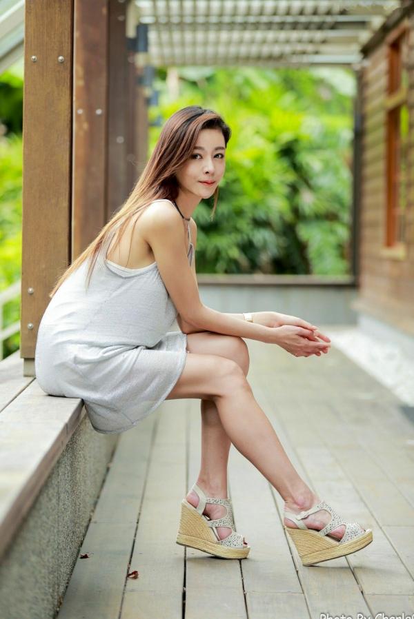 韩羽 小金鱼  台湾正妹韩羽：清新木屋户外写实，气质美女的优雅柔美时刻第29张图片