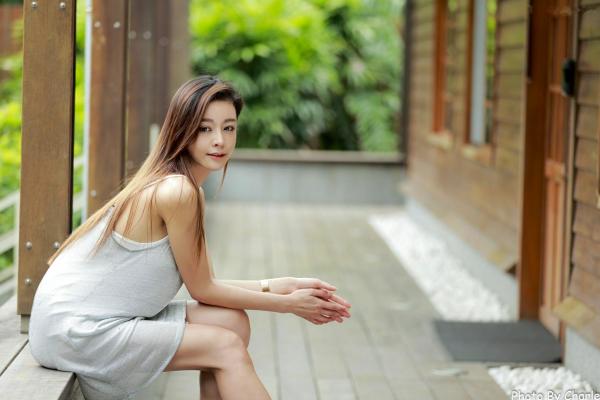 韩羽 小金鱼  台湾正妹韩羽：清新木屋户外写实，气质美女的优雅柔美时刻第30张图片