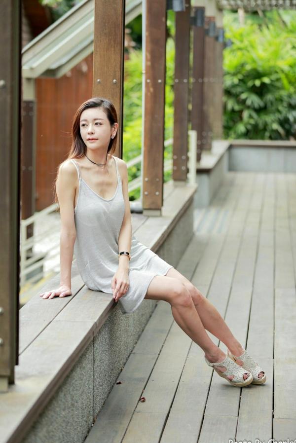 韩羽 小金鱼  台湾正妹韩羽：清新木屋户外写实，气质美女的优雅柔美时刻第31张图片