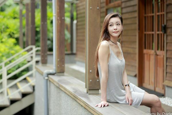 韩羽 小金鱼  台湾正妹韩羽：清新木屋户外写实，气质美女的优雅柔美时刻第32张图片