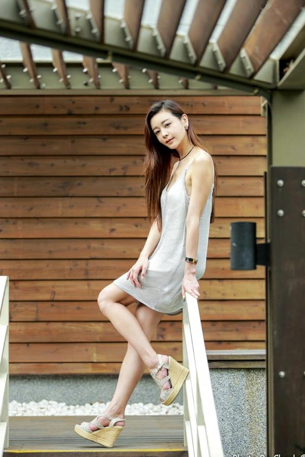韩羽 小金鱼  台湾正妹韩羽：清新木屋户外写实，气质美女的优雅柔美时刻第36张图片