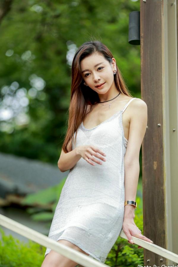 韩羽 小金鱼  台湾正妹韩羽：清新木屋户外写实，气质美女的优雅柔美时刻第37张图片