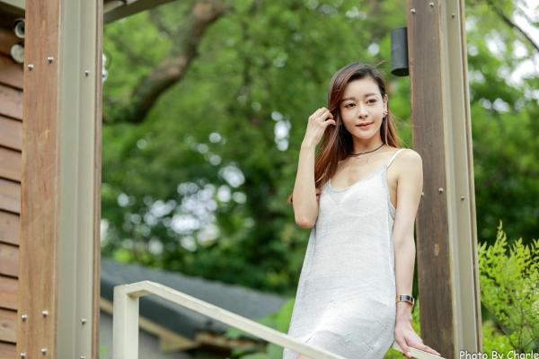 韩羽 小金鱼  台湾正妹韩羽：清新木屋户外写实，气质美女的优雅柔美时刻第39张图片