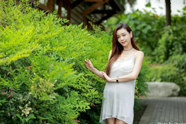 韩羽 小金鱼  台湾正妹韩羽：清新木屋户外写实，气质美女的优雅柔美时刻第42张图片