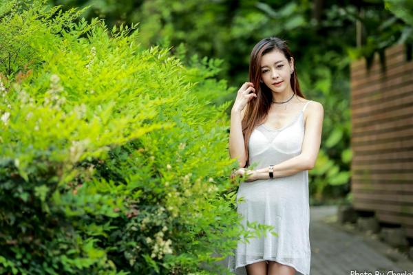 韩羽 小金鱼  台湾正妹韩羽：清新木屋户外写实，气质美女的优雅柔美时刻第45张图片