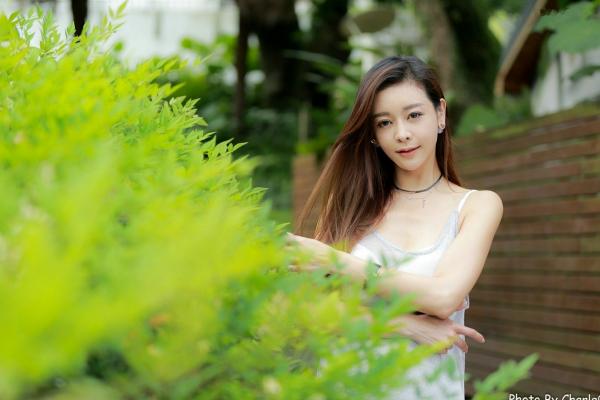 韩羽 小金鱼  台湾正妹韩羽：清新木屋户外写实，气质美女的优雅柔美时刻第47张图片
