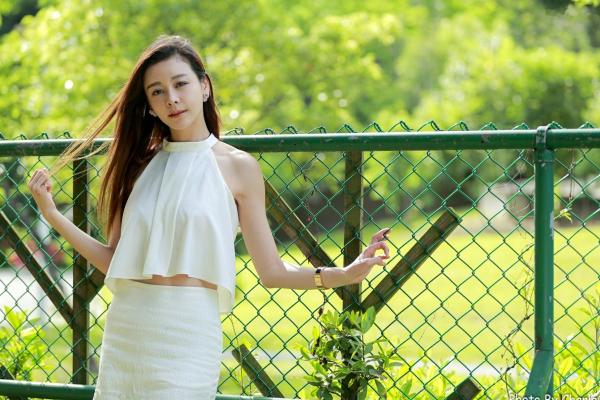 韩羽 小金鱼  台湾正妹韩羽：清新木屋户外写实，气质美女的优雅柔美时刻第48张图片