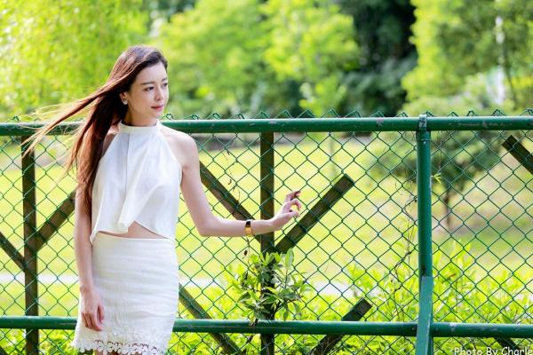 韩羽 小金鱼  台湾正妹韩羽：清新木屋户外写实，气质美女的优雅柔美时刻第49张图片