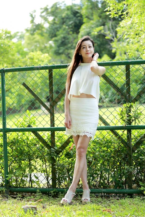 韩羽 小金鱼  台湾正妹韩羽：清新木屋户外写实，气质美女的优雅柔美时刻第52张图片