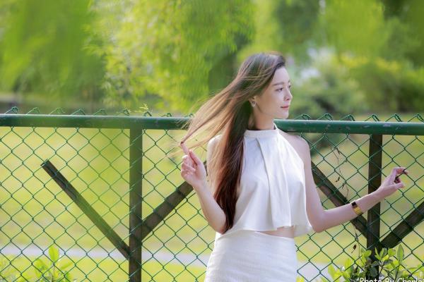韩羽 小金鱼  台湾正妹韩羽：清新木屋户外写实，气质美女的优雅柔美时刻第57张图片