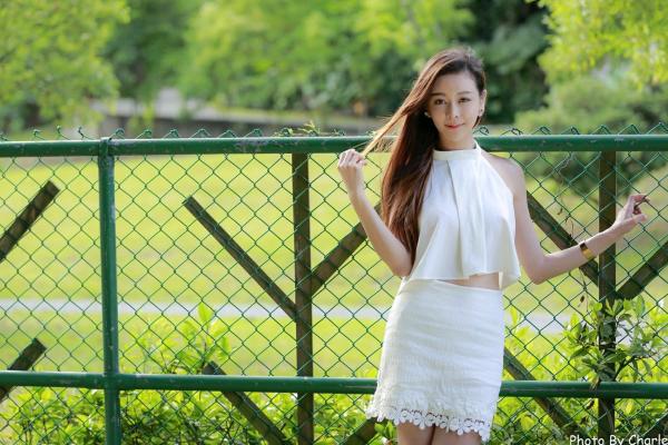 韩羽 小金鱼  台湾正妹韩羽：清新木屋户外写实，气质美女的优雅柔美时刻第59张图片
