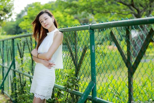 韩羽 小金鱼  台湾正妹韩羽：清新木屋户外写实，气质美女的优雅柔美时刻第61张图片