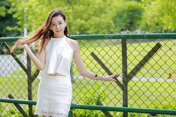 韩羽 小金鱼  台湾正妹韩羽：清新木屋户外写实，气质美女的优雅柔美时刻第70张图片