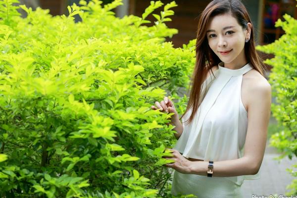 韩羽 小金鱼  台湾正妹韩羽：清新木屋户外写实，气质美女的优雅柔美时刻第80张图片