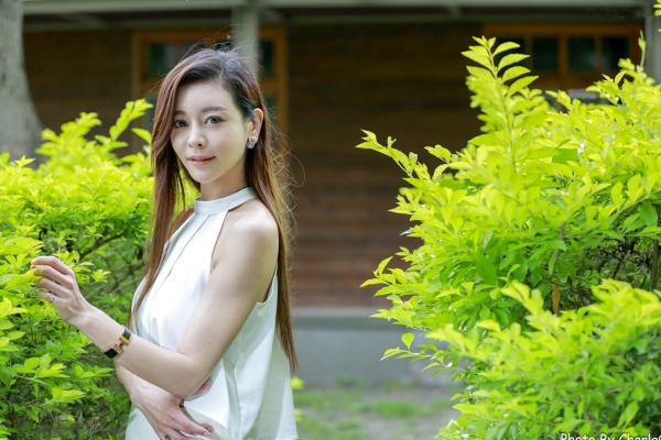 韩羽 小金鱼  台湾正妹韩羽：清新木屋户外写实，气质美女的优雅柔美时刻第81张图片