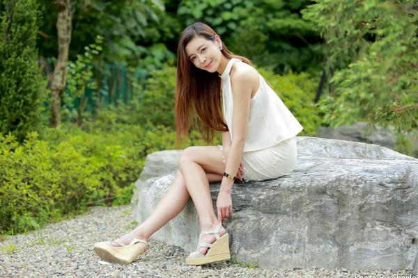 韩羽 小金鱼  台湾正妹韩羽：清新木屋户外写实，气质美女的优雅柔美时刻第84张图片