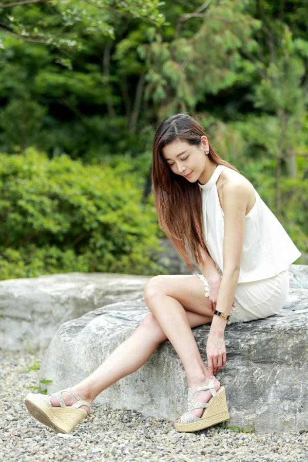 韩羽 小金鱼  台湾正妹韩羽：清新木屋户外写实，气质美女的优雅柔美时刻第85张图片