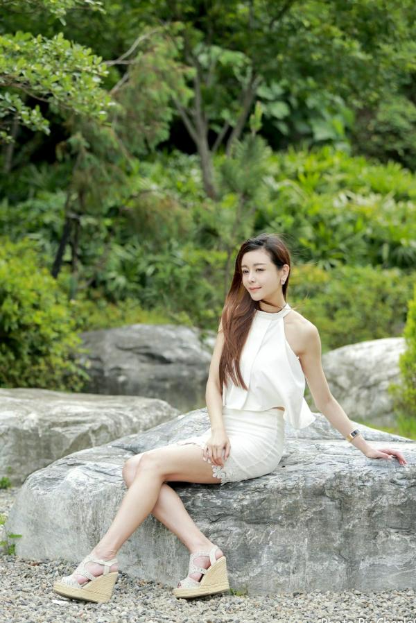 韩羽 小金鱼  台湾正妹韩羽：清新木屋户外写实，气质美女的优雅柔美时刻第88张图片