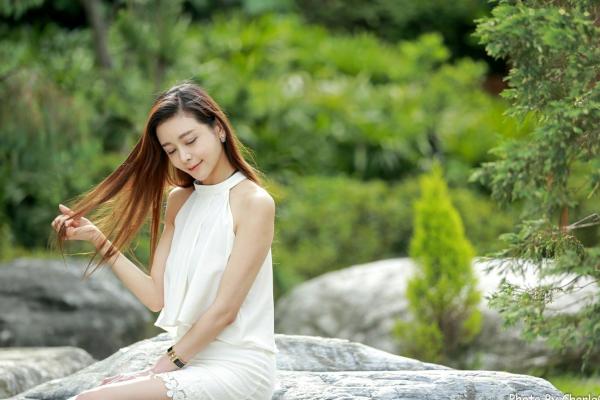 韩羽 小金鱼  台湾正妹韩羽：清新木屋户外写实，气质美女的优雅柔美时刻第90张图片