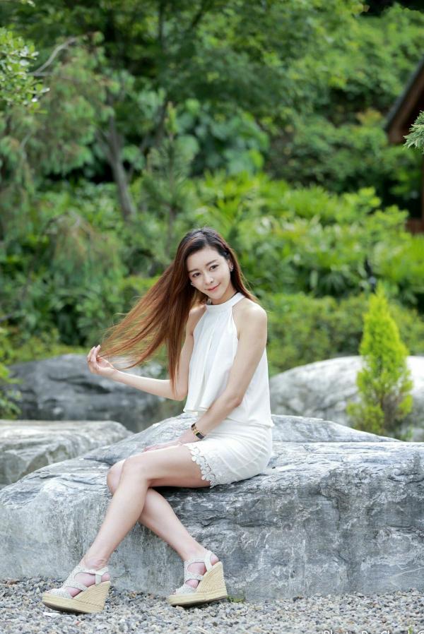 韩羽 小金鱼  台湾正妹韩羽：清新木屋户外写实，气质美女的优雅柔美时刻第91张图片