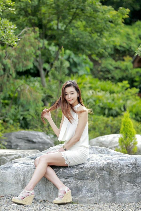 韩羽 小金鱼  台湾正妹韩羽：清新木屋户外写实，气质美女的优雅柔美时刻第92张图片